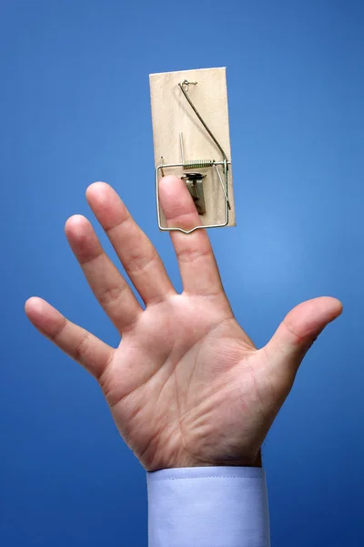 Gefangen in einem Mausefallenkonzept für Versuchung, Firmendiebstahl, Gefahr oder Risiko — Stockbild Gefangen — Stockfoto