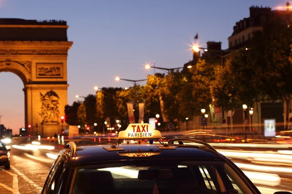 Paryż taksówki przez arc de triumf — Zdjęcie stockowe