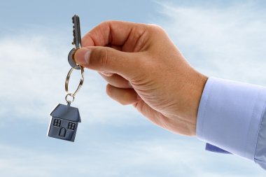 Emlakçı ev anahtarları veren