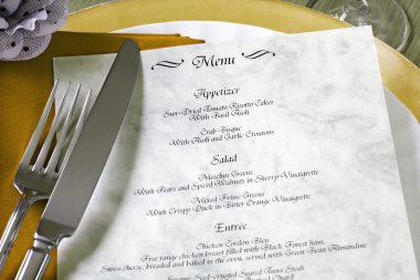 Menü ve çatal restaurant masa üzerinde
