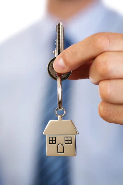 Agente inmobiliario que da llaves de la casa — Foto de Stock