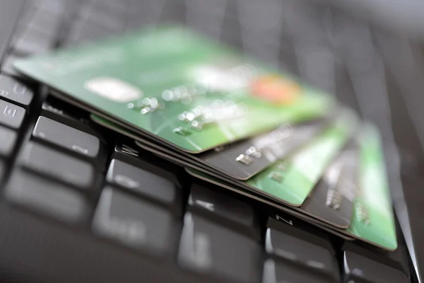 Cartões de crédito no teclado do computador — Fotografia de Stock