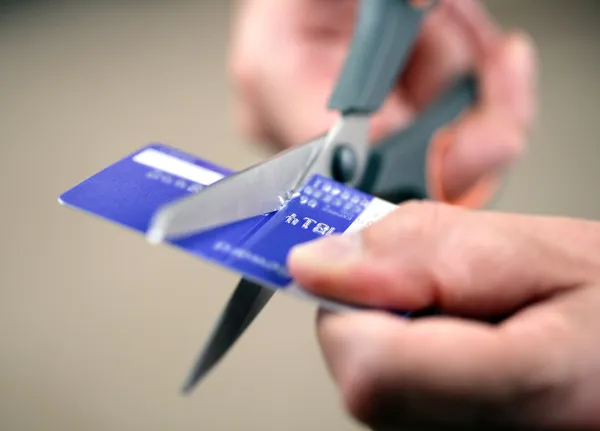 Cortar una tarjeta de crédito — Foto de Stock