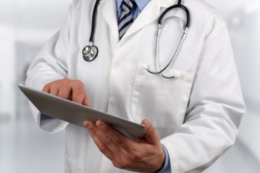 dijital tablet kullanan doktor