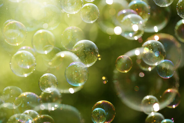 Летний солнечный свет и мыльные пузыри