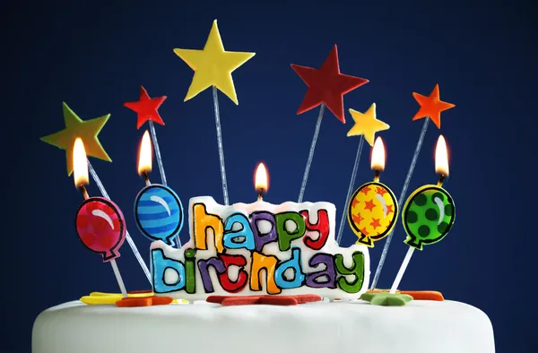 З днем народження свічки на торт — стокове фото