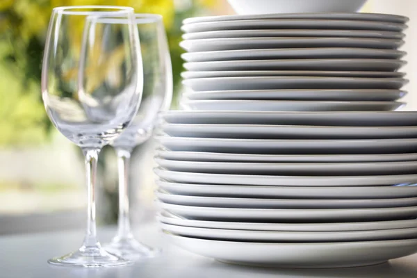 Platos blancos y copas de vino — Foto de Stock