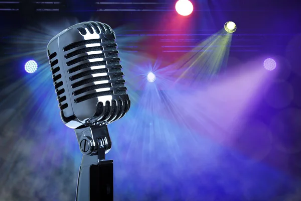 Винтажный микрофон на сцене — стоковое фото