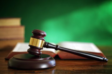 Gavel ve hukuk kitapları.