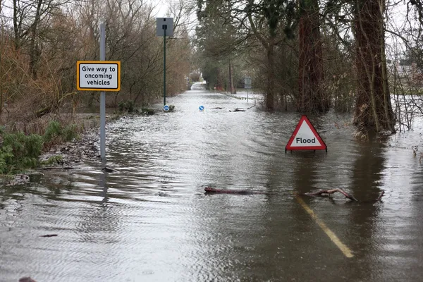 Overstroming teken in weg — Stockfoto