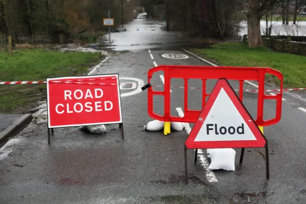 Weg gesloten en overstroming teken — Stockfoto