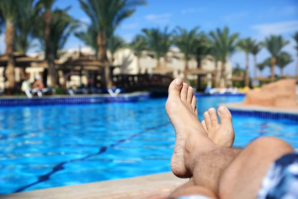 Mans piernas por piscina —  Fotos de Stock