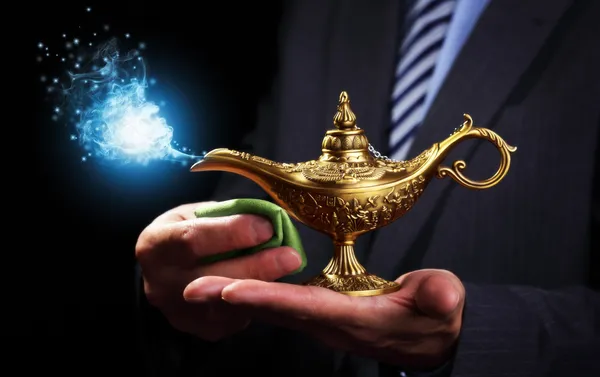 魔法 aladdins 魔神ランプを保持している実業家 — ストック写真