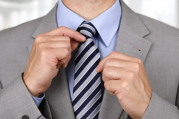 Affärsman fastställande slips — Stockfoto