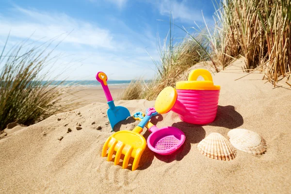 Jouets de plage d'été dans le sable — Photo