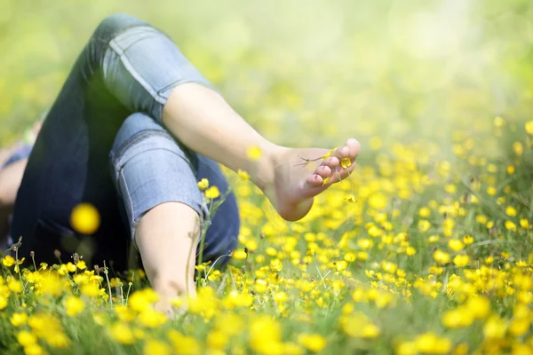 Mujer acostada en el prado relajante — Foto de Stock