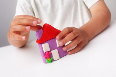 kind buiding een spelen klei huis