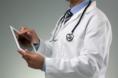 dijital tablet kullanan doktor