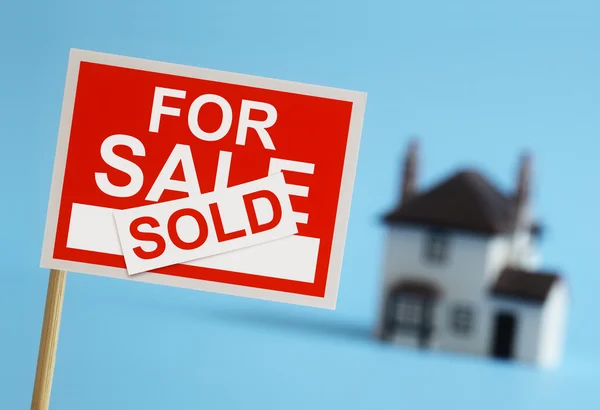 Real estate agent for sale sign — Stock Photo, Image