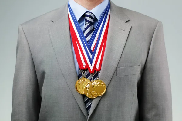 Empresário de sucesso com medalhas de ouro — Fotografia de Stock