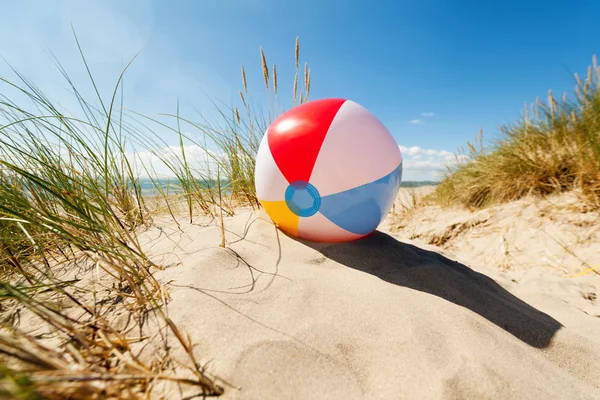 Пляжный мяч в песчаной дюне — стоковое фото