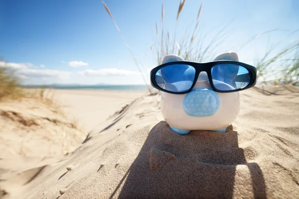 Piggy Bank on beach vacation — Stock Photo, Image