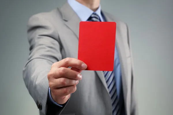 Uomo d'affari che mostra il cartellino rosso — Foto Stock