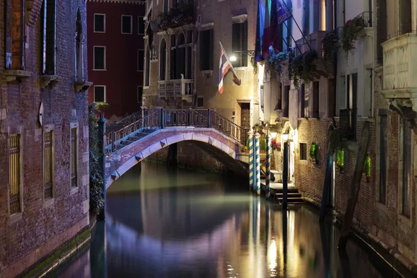 Venice bridge and canal at night — Stock Photo, Image