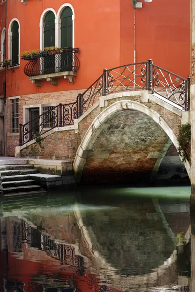 Venezianische Brücke über Kanal — Stockfoto