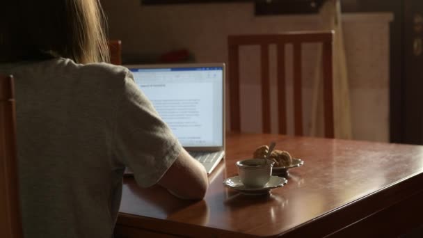 Uma Menina Que Trabalha Com Laptop Cozinha Cessando Trabalho Tomando — Vídeo de Stock