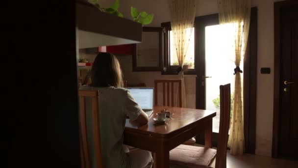 Een Meisje Werken Met Laptop Keuken Tafel Hun Zijn Koekjes — Stockvideo