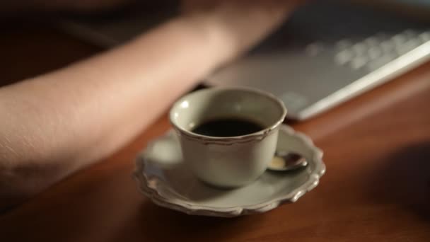 Primer Plano Taza Café Manos Femeninas Escribiendo Texto Ordenador Portátil — Vídeos de Stock