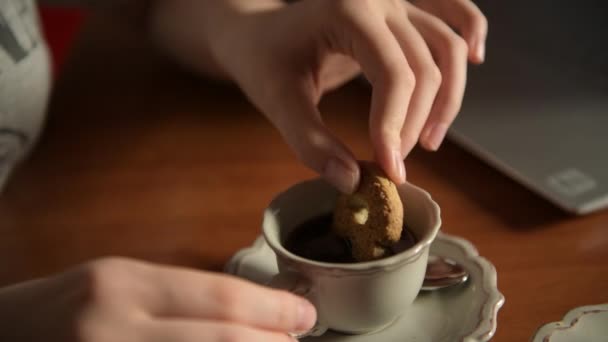 Close Θηλυκό Χέρι Βουτιά Μπισκότο Φλιτζάνι Αρωματικό Καφέ Vintage Φλιτζάνι — Αρχείο Βίντεο