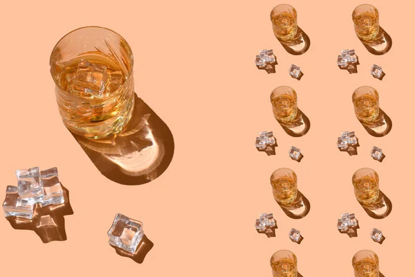 Bevande alcoliche forti, liquori duri in bicchieri: cognac, scotch, whisky. Bere modello sfondo — Foto Stock