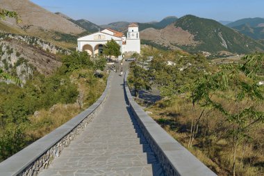 Maratera, İtalya - 28 Ağustos 2020. Kiliseye giden uzun merdivenler Maratea, Basilicata, İtalya 'daki kurtarıcı İsa heykelinin yanında.