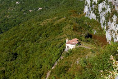 Maratea kasabasının havadan görünüşü, İtalya 'nın güneyindeki Basilicata kıyısı. Dağların güzel zihin bükme manzarası, tefekkür ve meditasyon için ideal manzara. Duvar kağıdı veya doğanın arkaplanı