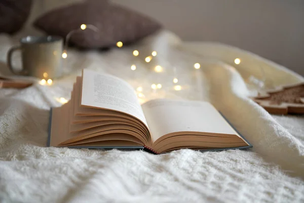 Örülmüş bej bir kareli kumaş, Noel süsleri ve kupalar, evde sıcak bir kış günü. Noel, rahatlama ve kızlık zeminleri, rahatlık, konfor, tatil konsepti, seçici odaklanma