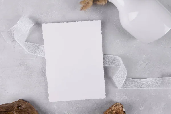 Tarjeta de papelería de invitación de boda en blanco maqueta sobre fondo de tabla de piedra gris con cinta blanca, 5x7 — Foto de Stock