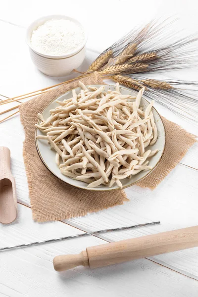 Whole Grain Wheat Raw Apulian Pasta Called Pizzarieddi Maccaruni Ceramic — Stok fotoğraf