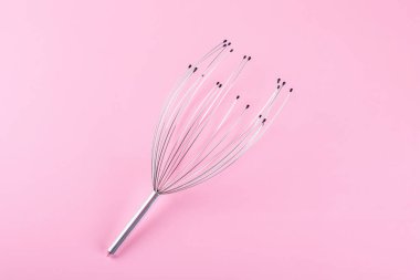 Baş ve boyun masaj aleti pembe arka planda izole edilmiş. Ev yapımı akupunktur noktası kafa derisi ahtapot masaj aleti. Baş ağrısı, ağrı ve stres giderici, rahatlama için kılcal masaj aleti