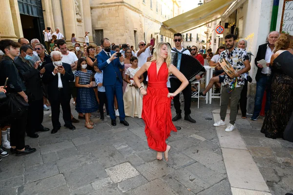 Lecce Italia Agosto 2021 Mujer Vestida Rojo Bailando Descalza Llamada — Foto de Stock