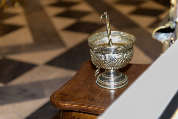 가톨릭 교회나 배경에 의식이나 미사중어두운 테이블에 — 스톡 사진