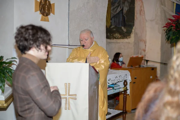 San Pietro Italia Dicembre 2021 Sacerdote Reza Sermón Desde Atril —  Fotos de Stock