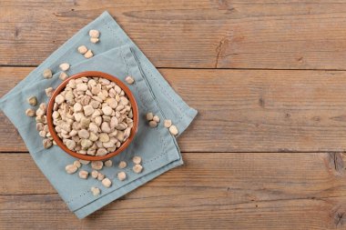 Cicerchia ya da doğal ahşap arka planda peçetesi olan bir kasedeki Hint bezelyesi, yiyecek glütensiz. Lathyrus Sativus olarak bilinen Legumes, Chickling Vetch, Blue Sweet Pea Puglia 'da yapıldı.