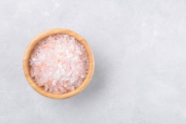 Pembe Himalaya tuzu açık gri arka planda ahşap bir kasede, kopyalama alanı, üst görünüm, düz görünüm, yukarıdan manzara