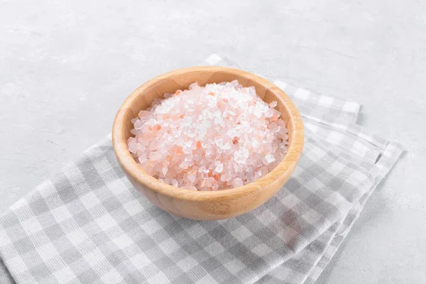 Rosa Himalayan Salt Träskål Ljusgrå Bakgrund Kopiera Utrymme — Stockfoto
