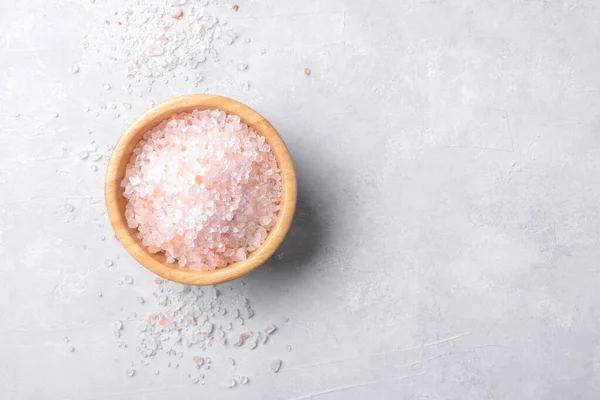 Rosa Himalayan Salt Träskål Med Spridda Salt Ljusgrå Bakgrund Kopiera — Stockfoto