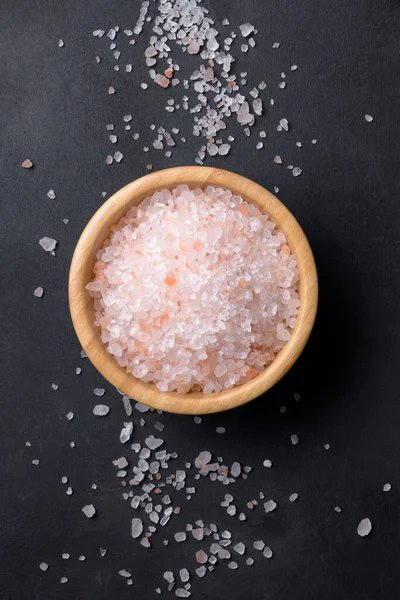 Rosafarbenes Himalaya Salz Einer Holzschüssel Mit Streusalz Isoliert Auf Schwarzem — Stockfoto