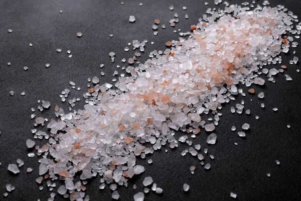 Rosa Himalayan Salt Utspridda Och Isolerade Svart Bakgrund Ovanifrån Platt — Stockfoto