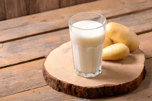 Leche Patata Vegana Vaso Tubérculos Patata Sobre Fondo Madera Marrón — Foto de Stock